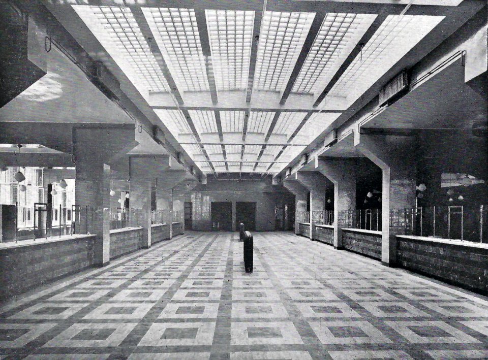 Magdeburg Verkehrshalle mit Glasdach, Neubau A O K Magdeburg