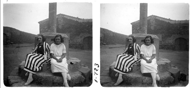 Magda i Rosa Martí assegudes a una creu de terme a Prades