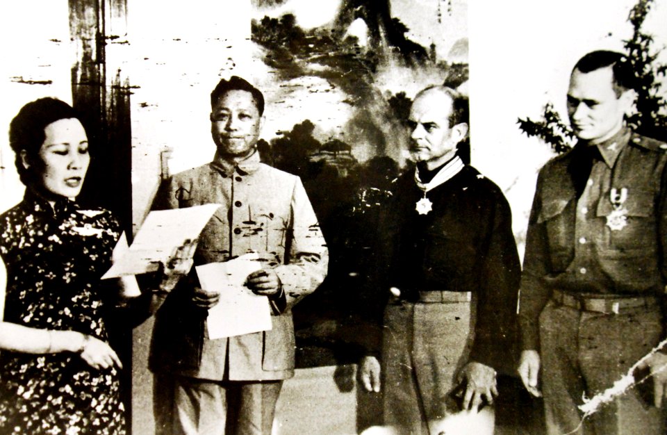 Madame Chiang Kai-shek presenting awards to BG Doolittle and COL Hilger, 1942 (24395377696)