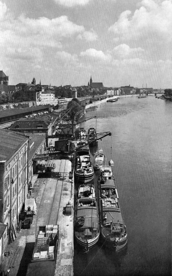 Magdeburg Blick vom Elblagerhaus auf dessen Kranbetrieb, im Hintergrund der Elbebahnhof