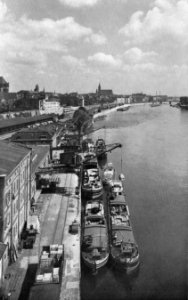 Magdeburg Blick vom Elblagerhaus auf dessen Kranbetrieb, im Hintergrund der Elbebahnhof