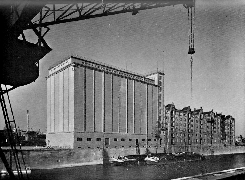 Magdeburg Getreidespeicheranlage im Handelshafen Bild 1