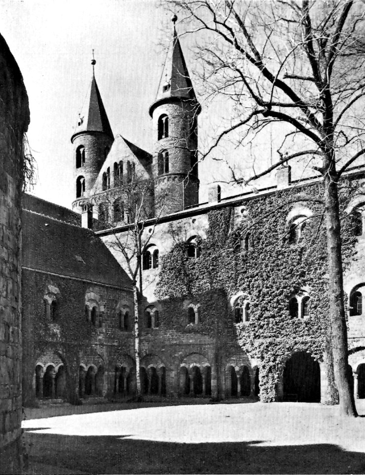 Magdeburg Hof des Klosters Unser Lieben Frauen mit Marienkirche