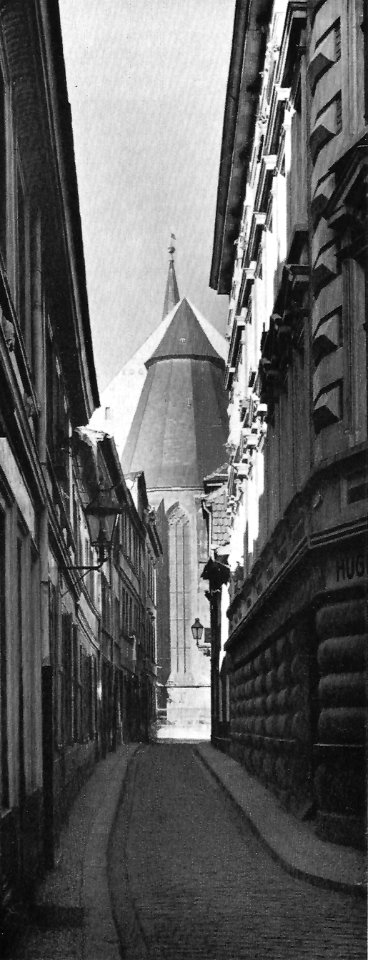 Magdeburg Im engen Gassengewirr der Altstadt streben die Pfarrkirchen empor (Chor der Jakobikirche)