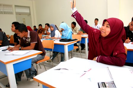 Mahasiswa i Aktif di Kelas di Politeknik Aceh (4325051942)