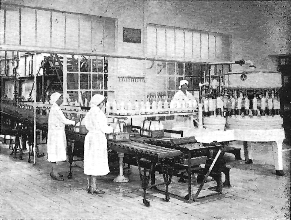 Magdeburg Voll automatische Flaschen-Reinigungs-, Füll- und Verschluß-Maschine, Abt Füllung und Verschluß Bild 2
