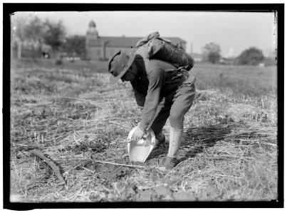 MAHON, LEONARD D. WITH STEEL HELMET HE INVENTED THAT COULD BE USED AS SHOVEL LCCN2016864538