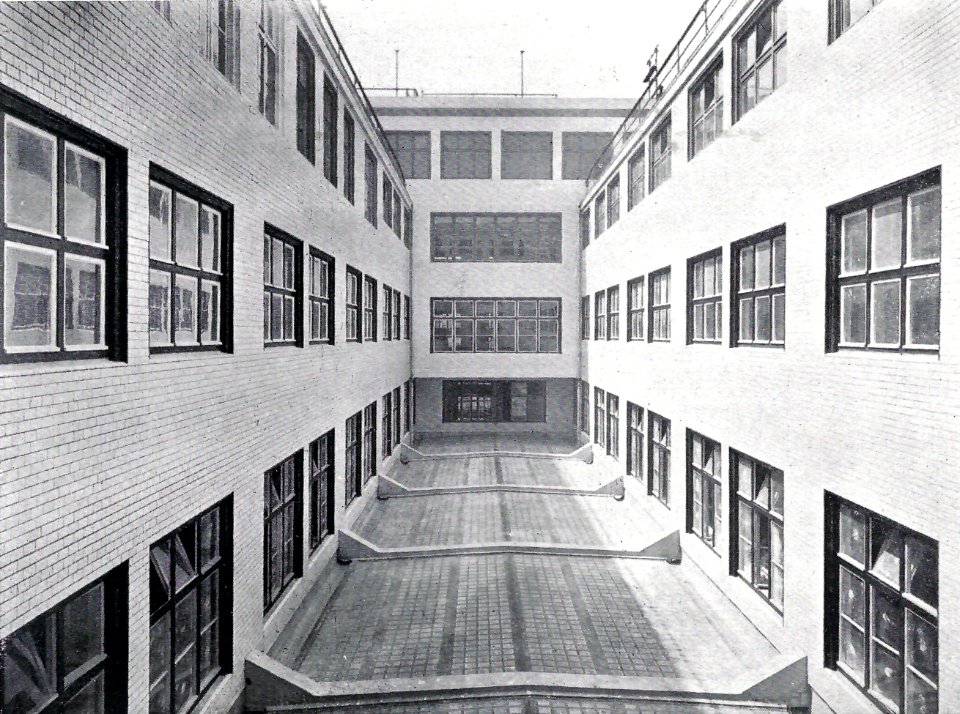 Magdeburg Lichthof, Neubau A O K Magdeburg