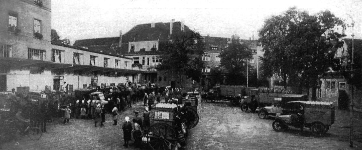 Magdeburg Teilansicht des Hofes mit Wagenpark