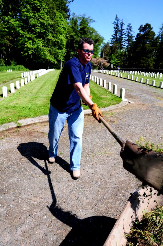 Maintaining Washington State Veterans Home Cemetery 120511-N-AV746-339