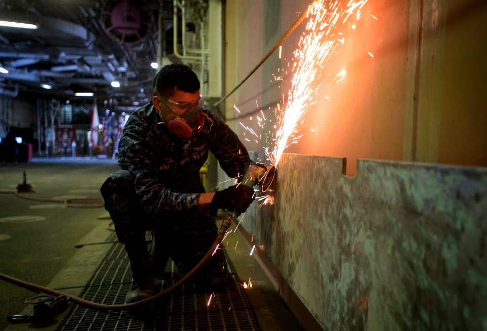 Maintenance aboard USS Bonhomme Richard (LHD 6) 161228-N-WF272-078