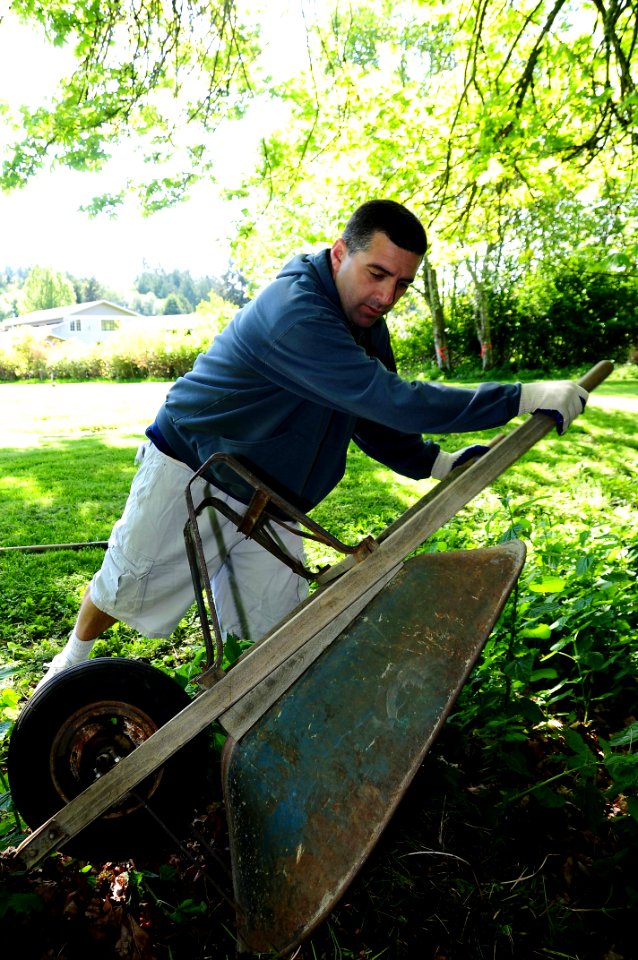 Maintaining Washington State Veterans Home Cemetery 120511-N-AV746-229