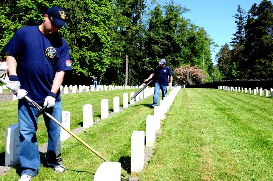 Maintaining Washington State Veterans Home Cemetery 120511-N-AV746-384