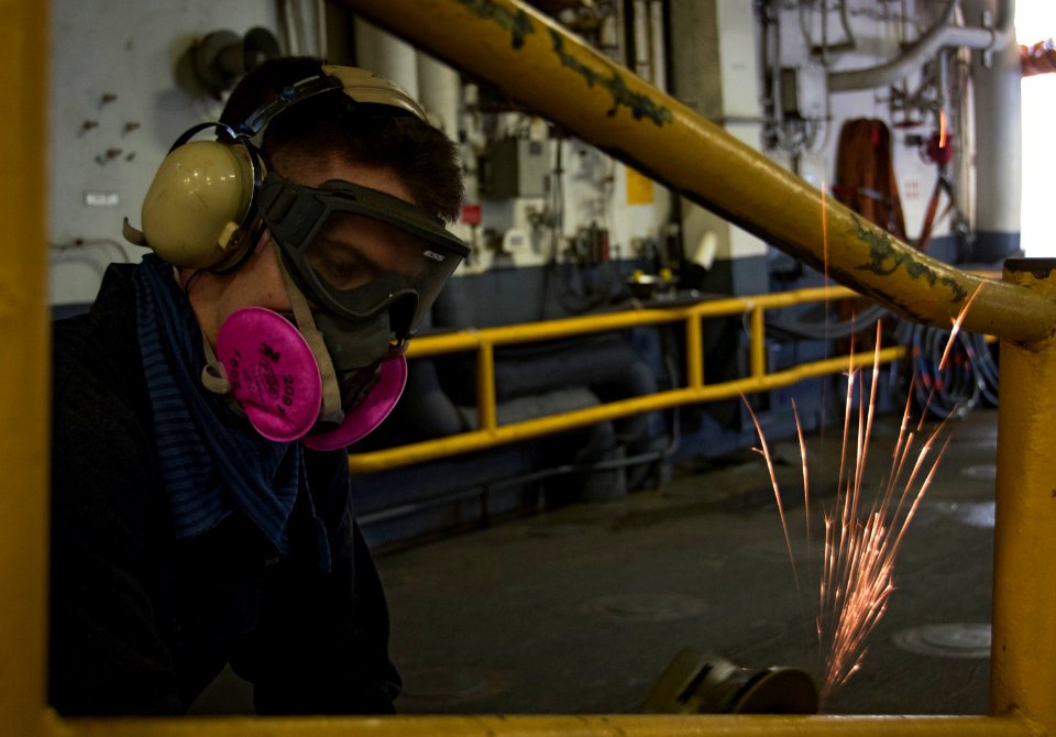 Maintenance aboard USS Bonhomme Richard (LHD 6) 161115-N-WF272-056