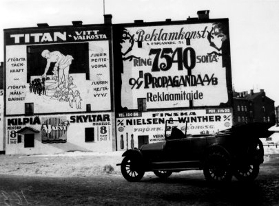 Mainoksia rakennuksen päädyssä, Asema-aukio - N2276 (hkm.HKMS000005-000001fv)