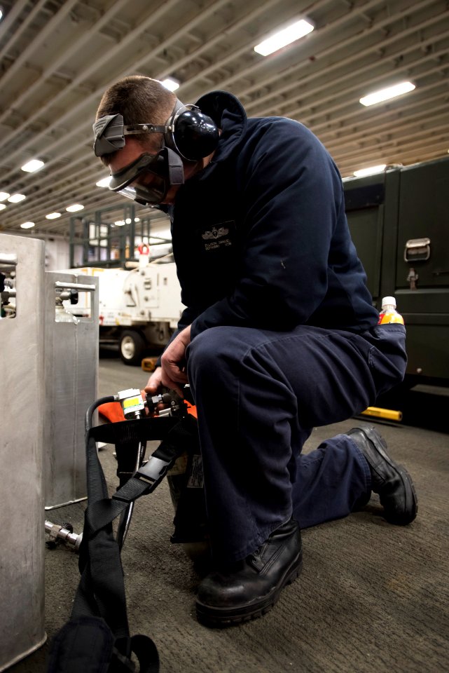 Maintenance aboard USS Bonhomme Richard (LHD 6) 161228-N-WF272-334