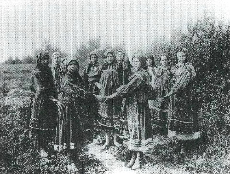 Maidens in casual clothing (Ryazan gov., early 20th c.)