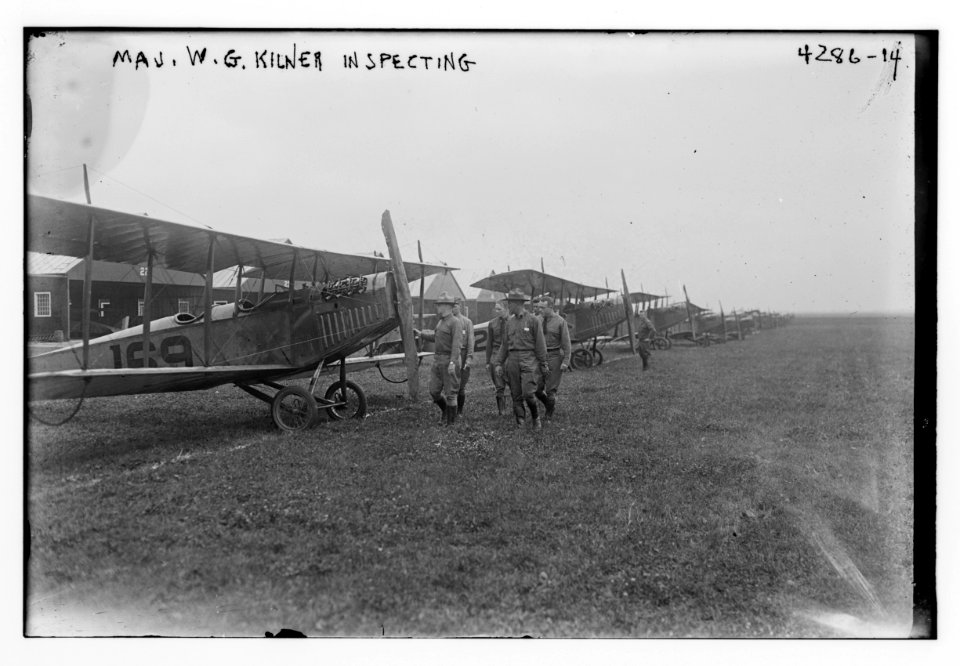 Maj. W.G. Kilner inspecting LCCN2014705206