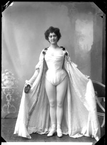 Maja Johansson in Damen med masken at Södra teatern 1903 - SMV - NJ009