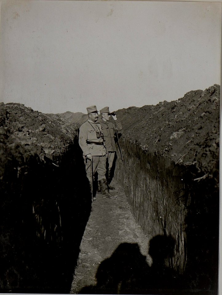 Major Gustav Rohn von Rohnau und Hauptmann Julian Marek beobachten ein Fllugzeug im Laufgraben südlich Turkowitzy im Abschnitt der 18. Kompanie des 84. Infanterieregimentes (BildID 15442356)
