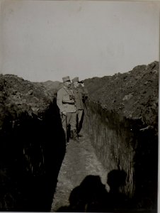 Major Gustav Rohn von Rohnau und Hauptmann Julian Marek beobachten ein Fllugzeug im Laufgraben südlich Turkowitzy im Abschnitt der 18. Kompanie des 84. Infanterieregimentes (BildID 15442356)