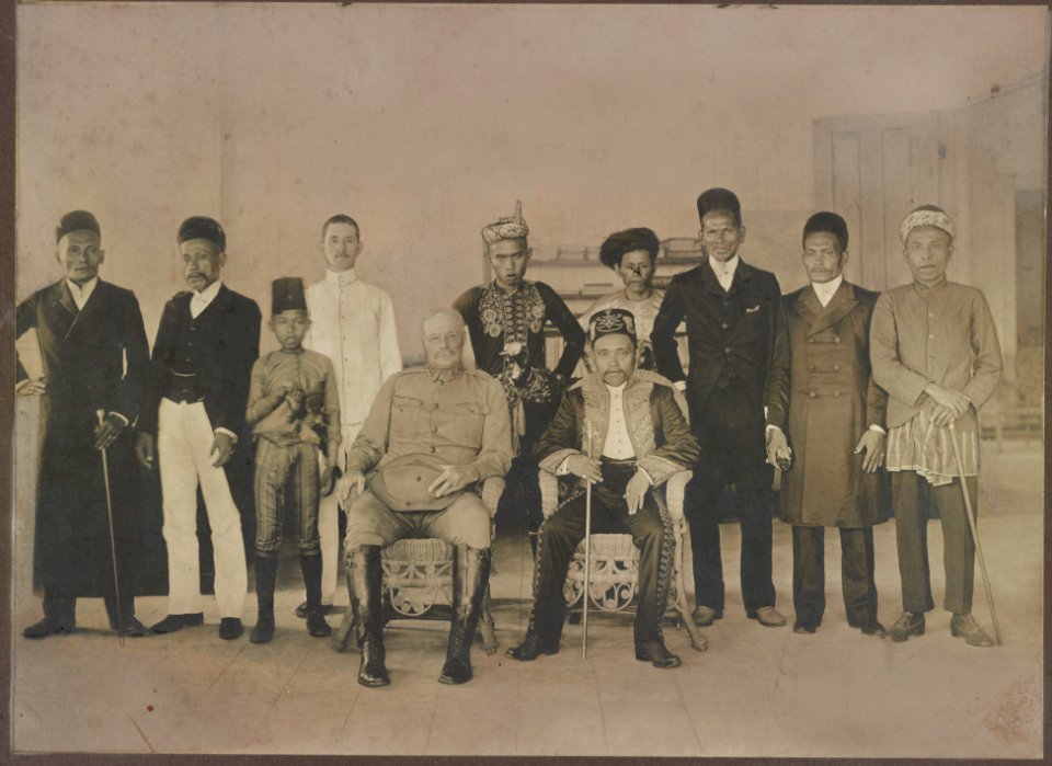 Major Hugh Scott, Military Governor of the Sulu Archipelago, Philippines, Sultan Jamalul Kiram II, interpreter Charles Schuck, and local government officials and hadjis, dressed to call on LCCN2016650207