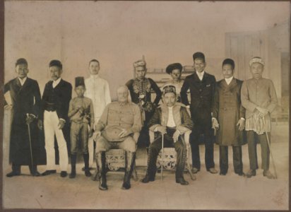 Major Hugh Scott, Military Governor of the Sulu Archipelago, Philippines, Sultan Jamalul Kiram II, interpreter Charles Schuck, and local government officials and hadjis, dressed to call on LCCN2016650207