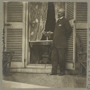 Major Planders at mansion formerly occupied by Jefferson Davis. In the doorway stands the table on which the surrender of Gen. Lee was signed LCCN2013648733