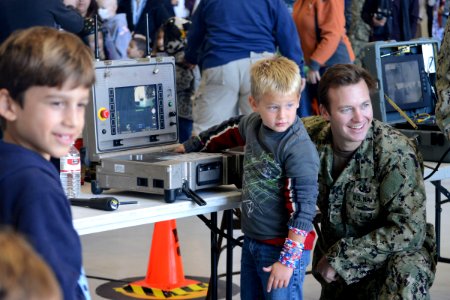 Make-A-Wish Foundation's Holiday Salute 131207-N-FN215-117