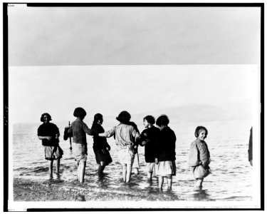 Making friends with the sea-These orphan children at Marathon, Greece, were brought from the interior of Asia Minor by the Near East Relief and never saw the sea before LCCN2002695431
