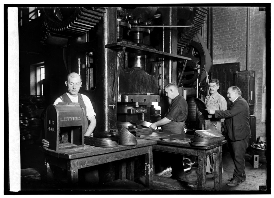 Making mail boxes at Navy Yard, 11-3-22 LCCN2016846868