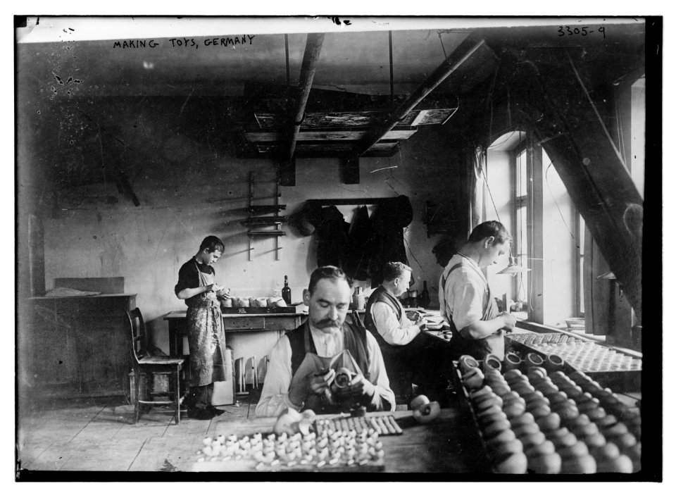Making toys, Germany LCCN2014703485