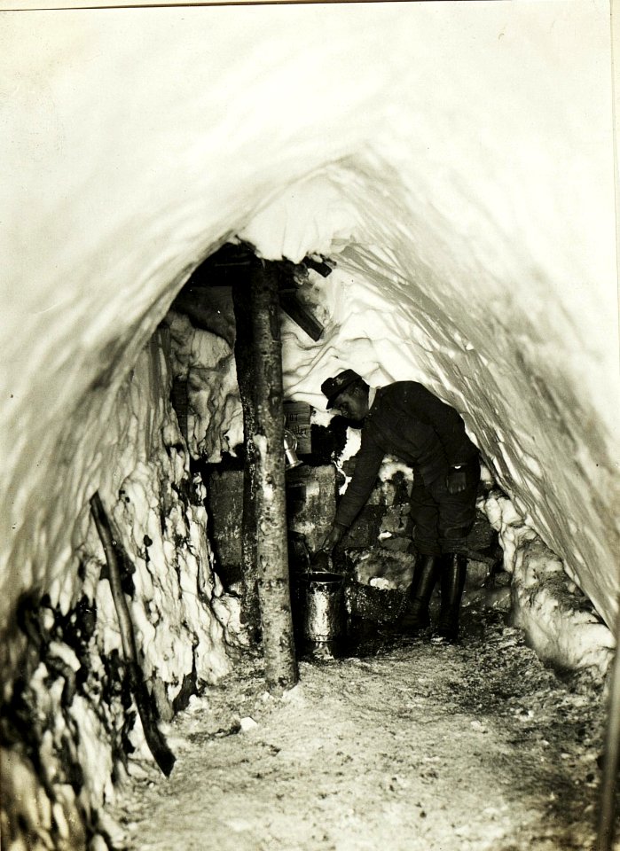 Major Müller Quelle in der Schneehöhle am Lanzenkopf. (25-4.1917.) (BildID 15500652)