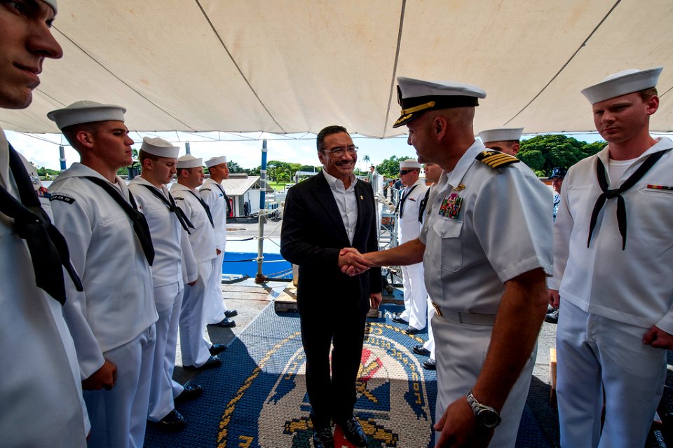 Malaysian minister of defense visits USS Lake Erie 140113-N-IU636-003