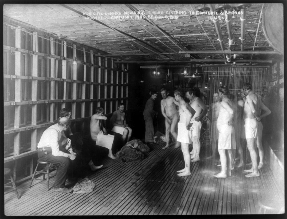 Male lodgers bathing at the Municipal Lodging House, N.Y. LCCN2005696126