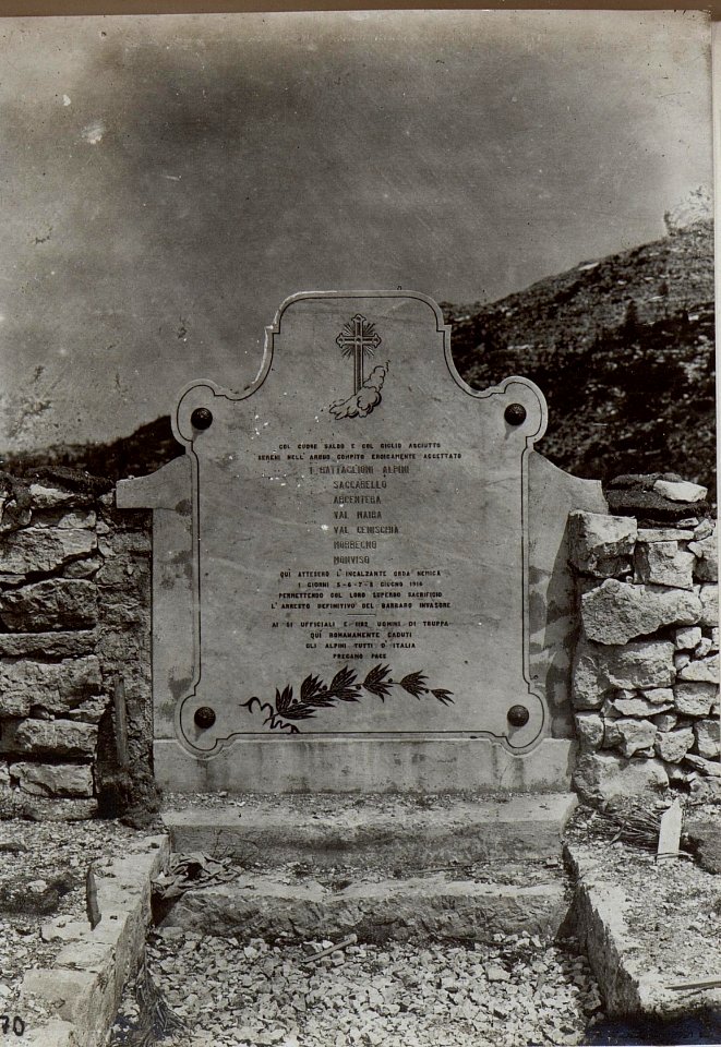 Malga Lora. Italienisches Soldatenfriedhofsdenkmal. (BildID 15643180)