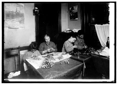 Making artificial flowers in a New York tenement house LCCN2016821059