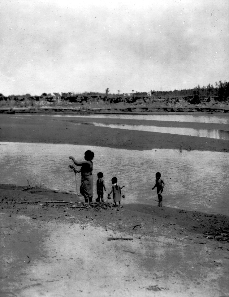Mamma går med barnen till floden. Se . Nordenskiöld, Indianlif. Sthlm, 1910, fig. 22 - SMVK - 004769