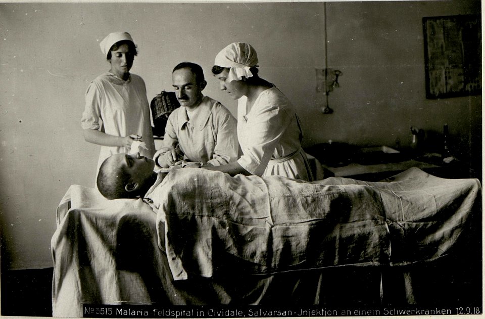 Malaria-Feldspital in Cividale, Salvarsan-Injektion an einem Schwerkranken (BildID 15624008)