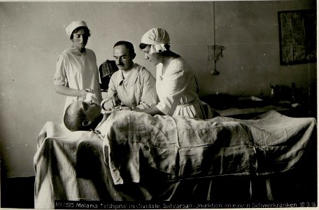 Malaria-Feldspital in Cividale, Salvarsan-Injektion an einem Schwerkranken (BildID 15624008)