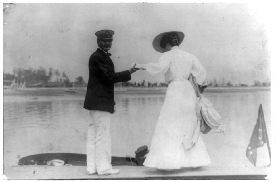 Man assisting woman into boat, Oyster Bay, Long Island, N.Y. LCCN89711949