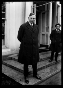 Man at White House, Washington, D.C. LCCN2016886993