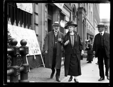 Man and woman near Salvation Army LCCN2016891414