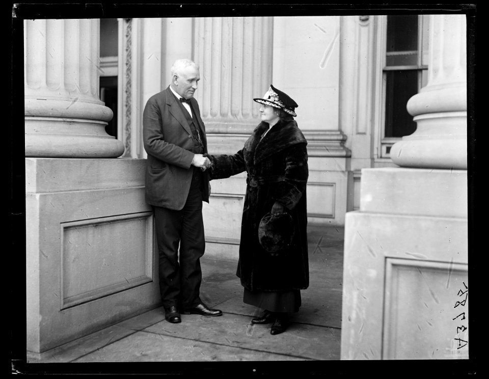 Man and woman shaking hands at U.S. Capitol, Washington, D.C. LCCN2016891022