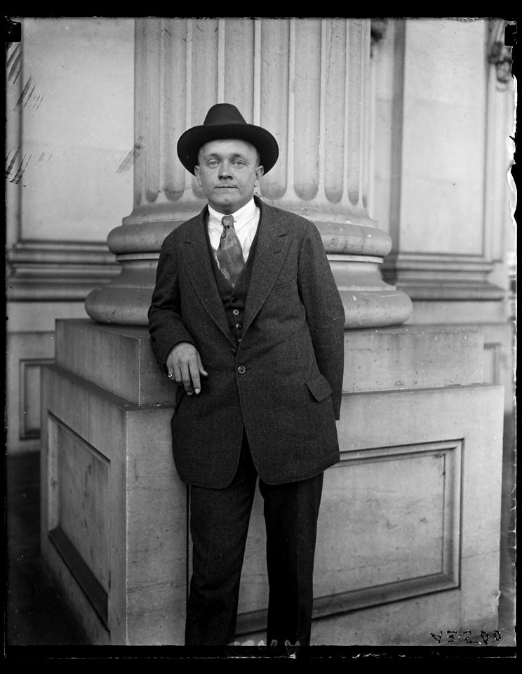Man at U.S. Capitol, Washington, D.C. LCCN2016890800