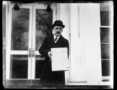 Man at White House, with book- VII. Slet Vsesokolsky, V Praze 1920, VII Sokol Congress, Prague, Cxechoslovakia, 1920 Washington, D.C. LCCN2016891191