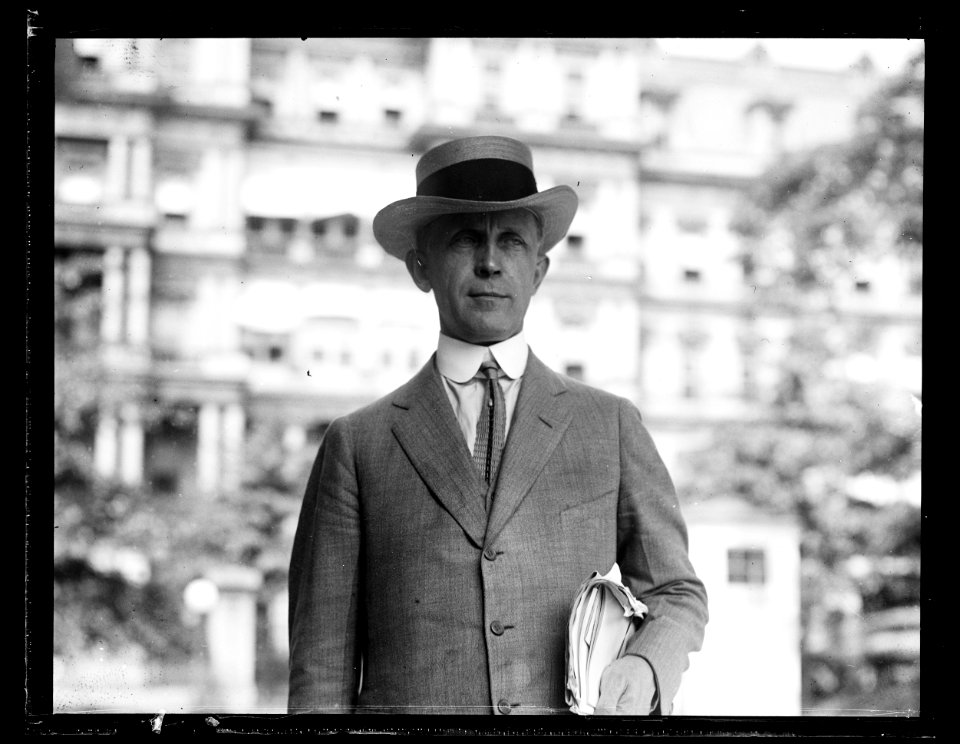 Man at White House. State, War and Navy Building in background. Washington, D.C. LCCN2016891552
