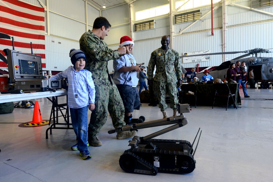 Make-A-Wish Foundation's Holiday Salute 131207-N-FN215-099
