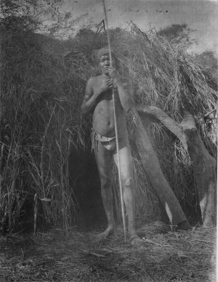Man framför hydda. Rio Pilcomayo. Argentina - SMVK - 004851