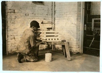 Making flower boxes in carpenter-shop. Pauls Valley Training School. See 4833-4842. LOC nclc.05251
